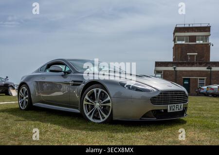 2010 Aston Martin V12 Vantage, ausgestellt auf dem Bicester Motion Scramble am 28. April 2026. Stockfoto