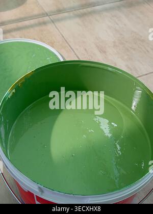 Grüne Farbe Zur Renovierung. Detaillierte Ansicht Der Mint Green-Farbe In Offener Dose Auf Holzböden Stockfoto