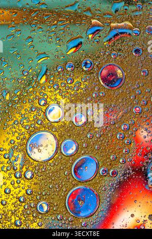 Vertikale abstrakte, fließende Kunst mit tiefem Blau und schimmernden Goldtönen, die eine himmlische und elegante Textur schaffen. Stockfoto