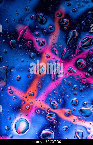 Moderner abstrakter vertikaler Hintergrund mit hellen neonrosa Linien und Blasen über einer tiefen dunkelblauen Textur. Stockfoto