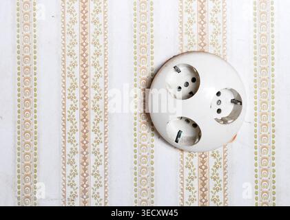 Alte Steckdose auf Vintage Ornament Tapete. Hochwertige Fotos Stockfoto