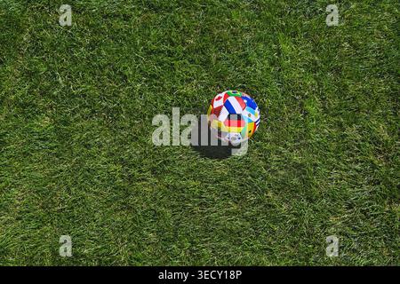 Grüne Grasstruktur und Fußballfahnen der Länder - gepflegter Rasen im Garten Stockfoto