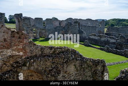Erhöhter Blick auf den Innenhof des Klosters mit Feuersteinmauerwerk und bogenförmigen Öffnungen in Castle Acre Priory, Castle Acre, Norfolk, England, Vereinigtes Königreich. Stockfoto