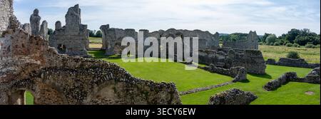 Panoramablick über den Innenhof des Klosters mit Feuersteinmauern und Bögen auf Castle Acre Priory, Castle Acre, Norfolk, England, Großbritannien. Stockfoto
