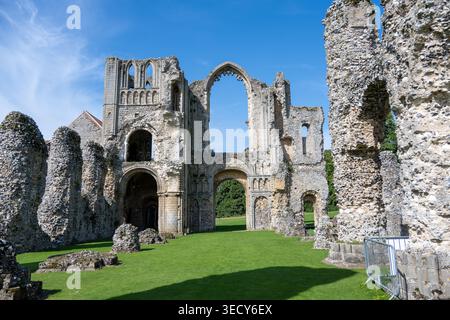 Vorderansicht der ruinösen Kirchenfassade mit Bögen und Turm in Castle Acre Priory, Castle Acre, Norfolk, England, Vereinigtes Königreich. Stockfoto
