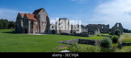 Panoramablick auf Klostergebäude, Grasrasen und umliegende Ruinen in Castle Acre Priory, Castle Acre, Norfolk, England, Großbritannien. Stockfoto