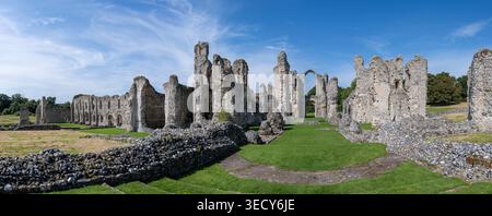 Großer Panoramablick auf weitläufige Steinruinen und begrünten Innenhof in Castle Acre Priory, Castle Acre, Norfolk, England, Großbritannien. Stockfoto