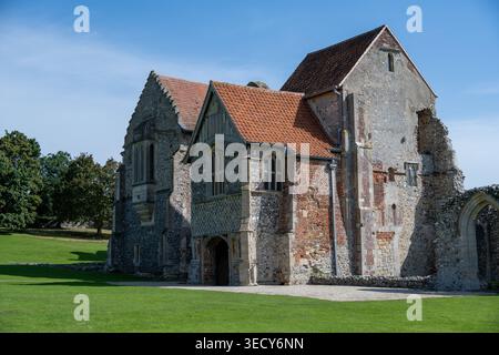 Historisches Prioriengebäude mit Feuerstein- und Ziegelmauern und rotem Ziegeldach in Castle Acre Priory, Castle Acre, Norfolk, England, Vereinigtes Königreich. Stockfoto
