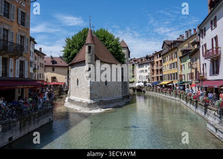 Annecy, Frankreich - 19. Juli 23: Blick auf den Palais de l'Isle, umgeben vom Thiou-Kanal und historischen Gebäuden in der Altstadt von Annecy, Haute-Savoie, Frankreich Stockfoto