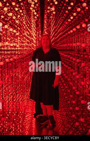Abstrakte Ansicht eines Infinity-Spiegelraums mit hängenden kugelförmigen Lichtern und Reflexionen im Bubble Planet London, einer immersiven Ausstellung in London, Englan Stockfoto