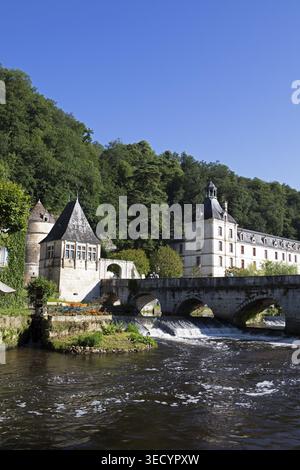 Brücke Pont Coude und Benediktinerabtei Saint-Pierre de Brantome am Fluss Dronne am Morgen, Brantome, Département Dordogne, Nouvelle-Aquita Stockfoto