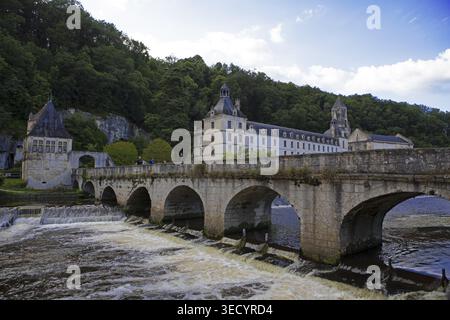 Brücke Pont Coude und Benediktinerabtei Saint-Pierre de Brantome an der Dronne im Abendlicht, Brantome, Département Dordogne, Nouvelle- Stockfoto