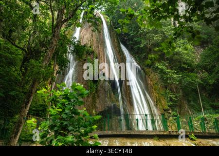 Cola de Caballo Wasserfall in Santiago Nuevo León umgeben von üppigen Wäldern Stockfoto