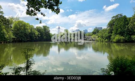 Die Skyline von Atlanta im Piedmont Park, Georgia, USA, zeigt an einem sonnigen Tag die urbane Natur und die Stadtlandschaft mit grünen Bäumen Stockfoto