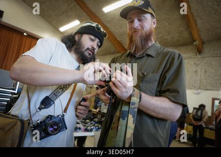 Richmond, Kanada. Mai 2026. Kamerafreunde betrachten eine Filmkamera während der Camera Show and Swap Meet Veranstaltung in Richmond, British Columbia, Kanada, am 2. Mai 2026. Quelle: Liang Sen/Xinhua/Alamy Live News Stockfoto