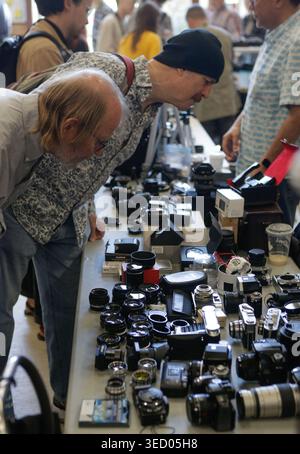 Richmond, Kanada. Mai 2026. Während der Camera Show and Swap Meet Veranstaltung am 2. Mai 2026 in Richmond, British Columbia, Kanada, werden die Fotogeräte durchsucht. Quelle: Liang Sen/Xinhua/Alamy Live News Stockfoto