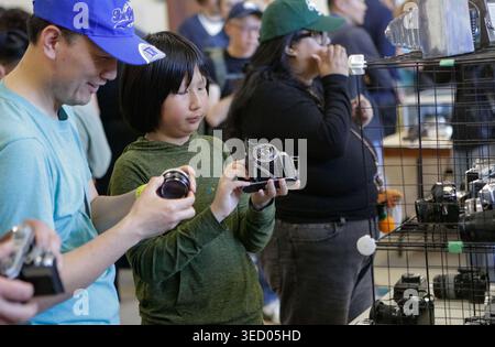 Richmond, Kanada. Mai 2026. Während der Camera Show and Swap Meet Veranstaltung am 2. Mai 2026 in Richmond, British Columbia, Kanada, werden die Fotogeräte durchsucht. Quelle: Liang Sen/Xinhua/Alamy Live News Stockfoto
