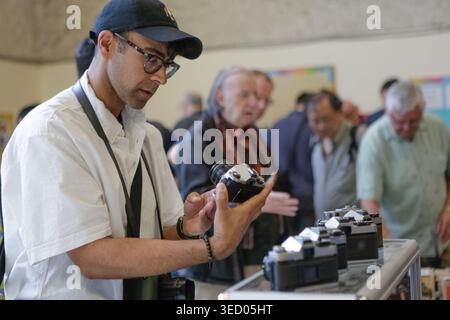 Richmond, Kanada. Mai 2026. Ein Mann untersucht eine alte Filmkamera während der Camera Show and Swap Meet Veranstaltung in Richmond, British Columbia, Kanada, am 2. Mai 2026. Quelle: Liang Sen/Xinhua/Alamy Live News Stockfoto