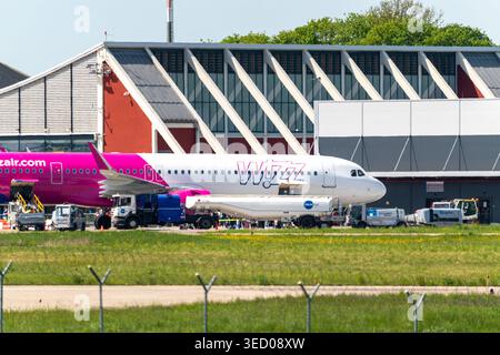 Deutschland, Bayern, Memmingen 2. Mai 2026: Ein Wizz Air Airbus A321 wird am Flughafen Memmingen mit Kerosin betankt. Die Szene veranschaulicht den Zusammenhang zwischen Treibstoffkosten, steigenden Kerosinpreisen und deren Auswirkungen auf den Flugpreis. *** Ein Wizz Air Airbus A321 wird am Flughafen Memmingen von Tankwagen mit Kerosin versorgt. Die Szene zeigt den Zusammenhang zwischen Treibstoffkosten, steigenden Kerosinpreisen und deren Einfluss auf Ticketpreise im Luftverkehr. Stockfoto