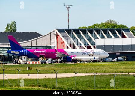 Deutschland, Bayern, Memmingen 2. Mai 2026: Ein Wizz Air Airbus A321 wird am Flughafen Memmingen mit Kerosin betankt. Die Szene veranschaulicht den Zusammenhang zwischen Treibstoffkosten, steigenden Kerosinpreisen und deren Auswirkungen auf den Flugpreis. *** Ein Wizz Air Airbus A321 wird am Flughafen Memmingen von Tankwagen mit Kerosin versorgt. Die Szene zeigt den Zusammenhang zwischen Treibstoffkosten, steigenden Kerosinpreisen und deren Einfluss auf Ticketpreise im Luftverkehr. Stockfoto