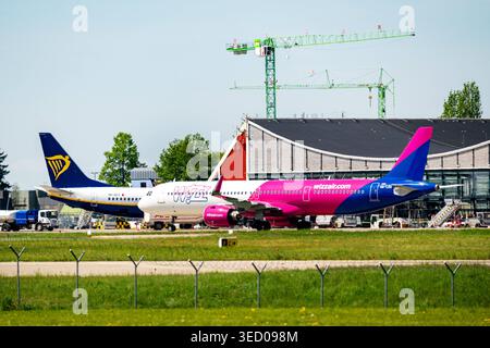 Deutschland, Bayern, Memmingen 2. Mai 2026: Eine Ryanair Boeing 737 und ein Wizz Air Airbus A321 parken auf dem Vorfeld am Flughafen Memmingen. Die Szene zeigt den internationalen Flugverkehr, den Flughafenbetrieb und den Tourismus sowie die Bedeutung regionaler Flughäfen für Mobilität und Reisen. *** Ryanair Boeing 737 und Wizz Air Airbus A321 stehen am Flughafen Memmingen auf dem Vorfeld am Flugterminal. Die Szene zeigt internationalen Flugverkehr, Abfertigung und Tourismus sowie die Bedeutung regionale Airports für Mobilität und Reisen. Stockfoto