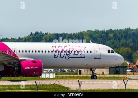Deutschland, Bayern, Memmingen 2. Mai 2026: Ein Wizz Air Airbus A321 fährt am Flughafen Memmingen über das Vorfeld. Die Szene veranschaulicht moderne Billigflugreisen, Mobilität und Tourismus sowie die Bedeutung regionaler Flughäfen für erschwingliche Reisen in Europa. *** Ein Wizz Air Airbus A321 rollt am Flughafen Memmingen über das Vorfeld. Die Szene zeigt moderne Lowcost-Flugverkehr, Mobilität und Tourismus sowie die Bedeutung regionale Airports für günstige Reisen in Europa. Stockfoto