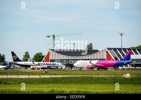 Deutschland, Bayern, Memmingen 2. Mai 2026: Eine Ryanair Boeing 737 und ein Wizz Air Airbus A321 parken auf dem Vorfeld am Flughafen Memmingen. Die Szene zeigt den internationalen Flugverkehr, den Flughafenbetrieb und den Tourismus sowie die Bedeutung regionaler Flughäfen für Mobilität und Reisen. *** Ryanair Boeing 737 und Wizz Air Airbus A321 stehen am Flughafen Memmingen auf dem Vorfeld am Flugterminal. Die Szene zeigt internationalen Flugverkehr, Abfertigung und Tourismus sowie die Bedeutung regionale Airports für Mobilität und Reisen. Stockfoto