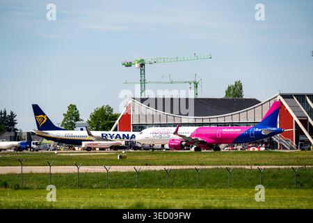 Deutschland, Bayern, Memmingen 2. Mai 2026: Eine Ryanair Boeing 737 und ein Wizz Air Airbus A321 parken auf dem Vorfeld am Flughafen Memmingen. Die Szene zeigt den internationalen Flugverkehr, den Flughafenbetrieb und den Tourismus sowie die Bedeutung regionaler Flughäfen für Mobilität und Reisen. *** Ryanair Boeing 737 und Wizz Air Airbus A321 stehen am Flughafen Memmingen auf dem Vorfeld am Flugterminal. Die Szene zeigt internationalen Flugverkehr, Abfertigung und Tourismus sowie die Bedeutung regionale Airports für Mobilität und Reisen. Stockfoto