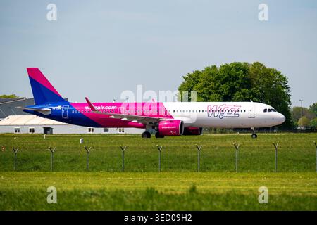 Deutschland, Bayern, Memmingen 2. Mai 2026: Ein Wizz Air Airbus A321 fährt am Flughafen Memmingen über das Vorfeld. Die Szene veranschaulicht moderne Billigflugreisen, Mobilität und Tourismus sowie die Bedeutung regionaler Flughäfen für erschwingliche Reisen in Europa. *** Ein Wizz Air Airbus A321 rollt am Flughafen Memmingen über das Vorfeld. Die Szene zeigt moderne Lowcost-Flugverkehr, Mobilität und Tourismus sowie die Bedeutung regionale Airports für günstige Reisen in Europa. Stockfoto