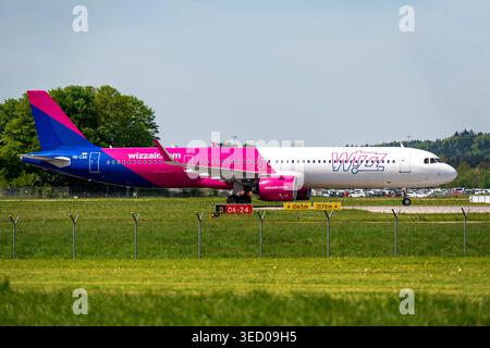 Deutschland, Bayern, Memmingen 2. Mai 2026: Ein Wizz Air Airbus A321 fährt am Flughafen Memmingen über das Vorfeld. Die Szene veranschaulicht moderne Billigflugreisen, Mobilität und Tourismus sowie die Bedeutung regionaler Flughäfen für erschwingliche Reisen in Europa. *** Ein Wizz Air Airbus A321 rollt am Flughafen Memmingen über das Vorfeld. Die Szene zeigt moderne Lowcost-Flugverkehr, Mobilität und Tourismus sowie die Bedeutung regionale Airports für günstige Reisen in Europa. Stockfoto
