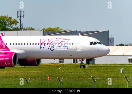 Deutschland, Bayern, Memmingen 2. Mai 2026: Ein Wizz Air Airbus A321 fährt am Flughafen Memmingen über das Vorfeld. Die Szene veranschaulicht moderne Billigflugreisen, Mobilität und Tourismus sowie die Bedeutung regionaler Flughäfen für erschwingliche Reisen in Europa. *** Ein Wizz Air Airbus A321 rollt am Flughafen Memmingen über das Vorfeld. Die Szene zeigt moderne Lowcost-Flugverkehr, Mobilität und Tourismus sowie die Bedeutung regionale Airports für günstige Reisen in Europa. Stockfoto