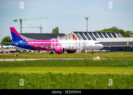 Deutschland, Bayern, Memmingen 2. Mai 2026: Ein Wizz Air Airbus A321 fährt am Flughafen Memmingen über das Vorfeld. Die Szene veranschaulicht moderne Billigflugreisen, Mobilität und Tourismus sowie die Bedeutung regionaler Flughäfen für erschwingliche Reisen in Europa. *** Ein Wizz Air Airbus A321 rollt am Flughafen Memmingen über das Vorfeld. Die Szene zeigt moderne Lowcost-Flugverkehr, Mobilität und Tourismus sowie die Bedeutung regionale Airports für günstige Reisen in Europa. Stockfoto