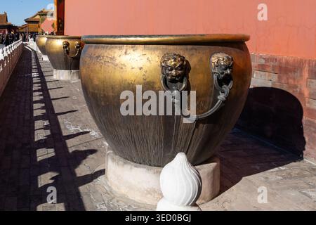 Forbidden City großer Wasserbehälter aus Metall, der Wasser als Feuerlöscher im Brandfall speichern kann. Stockfoto