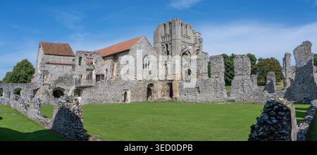 Panoramablick auf das erhaltene Klostergebäude und den Turm inmitten von Ruinen in Castle Acre Priory, Castle Acre, Norfolk, England, Großbritannien. Stockfoto