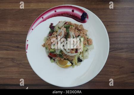 Thunfischsalat serviert mit Gemüse und Zitronenscheibe Stockfoto