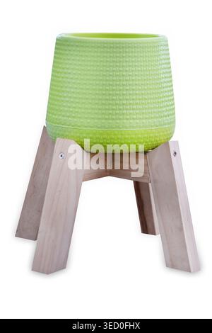 Stanzung von grünem Plastiktopf auf dem Holz stehend Mini Größe für Pflanze auf weiß isoliert. Stockfoto