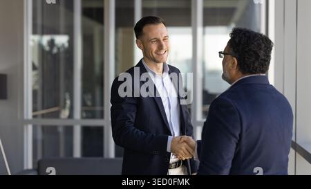 Zwei Geschäftspartner im Flur des Büros Stockfoto