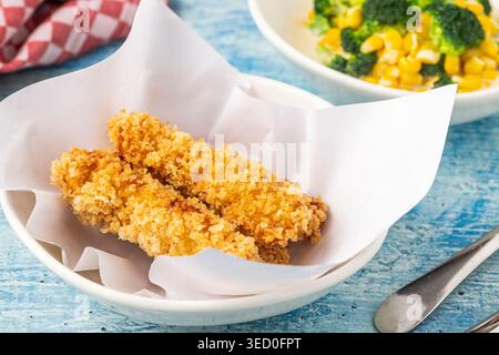 Top View knuspriges Hähnchenfilet mit Brokkoli und Mais gesunde Mahlzeit Konzept Stockfoto