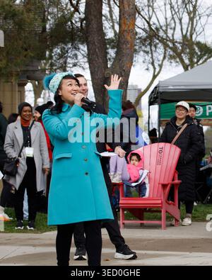 Toronto, Kanada. Mai 2026. Lily Cheng, City Councillor Ward 18, führt die Zuschauer in einem Lied an, in dem sie sich wünschen, dass Mr. Sun aus den Wolken auftaucht, während sich die Move-a-Thon-Teilnehmer an einem kalten Maimorgen aufwärmen. Der Move-a-thon wurde als Maßnahme zur Förderung körperlicher Aktivität bei Menschen jeden Alters konzipiert. Quelle: A Duan/Alamy Live News Stockfoto
