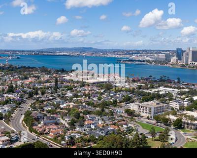 Blick aus der Vogelperspektive auf die Werften von San Diego und die Coronado Bay Bridge Industrial Waterfront Stockfoto