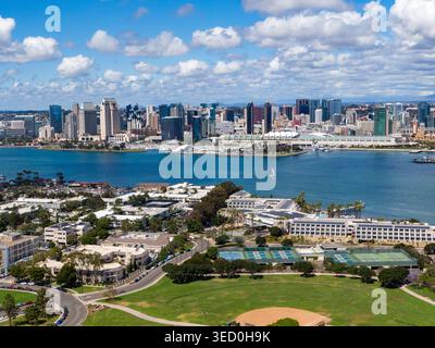 Blick aus der Vogelperspektive auf Coronado Tidelands Park und San Diego Port Industrial Waterfront Stockfoto