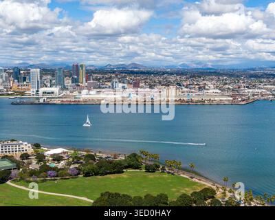 Blick aus der Vogelperspektive auf Coronado Tidelands Park und San Diego Port Industrial Waterfront Stockfoto