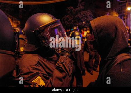 Berlin, Deutschland. Mai 2026. Ein Polizist mit Aufruhr steht bei einer nächtlichen Demonstration am 1. Mai 2026 in Berlin gegenüber einem Demonstranten. Der Internationale Arbeitertag, auch bekannt als Maitag, war in Berlin von weitverbreiteten Straßenfesten, politischen Kundgebungen und traditionellen linken Demonstrationen geprägt, die sich für Arbeitsrechte und verschiedene soziale Anliegen einsetzten. (Foto: Laurin Strele/Middle East Images/StringersHub/SIPA USA) Credit: SIPA USA/Alamy Live News Stockfoto