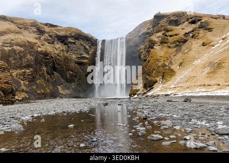 Wunderschöne Landschaft des üppigen Skogafoss Wasserfalls im Sommer im Süden Islands Stockfoto