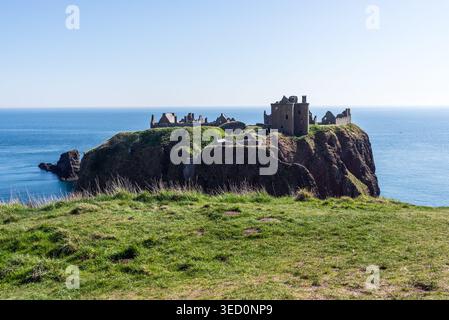 Dunnottar Castle in der Nähe von Stonehaven in Schottland, Großbritannien: Mittelalterliche Ruinen aus Stein, die auf einer steilen Felsklippe über dem Meer thronen und eine dramatische Küstenlandschaft bilden Stockfoto