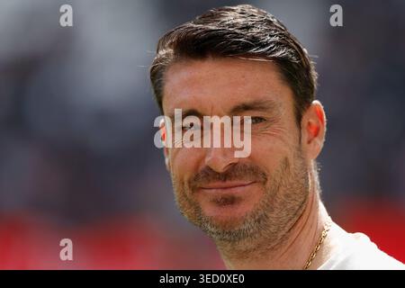 Frankfurt Am Main, Deutschland Mai 2026. V.l.n.r. Trainer Albert Riera (Eintracht Frankfurt), im Bundesliga-Spiel zwischen Eintracht Frankfurt und dem Hamburger SV in der Deutschen Bank Park, Frankfurt am Main, Deutschland, am 2. Mai 2026. Im Einsatz beim Bundesliga-Spiel zwischen Eintracht Frankfurt und dem Hamburger SV im Deutschen Bank Park Frankfurt am 2. Mai 2026. DFB-/DFL-VORSCHRIFTEN VERBIETEN DIE VERWENDUNG VON FOTOS ALS BILDSEQUENZEN UND/ODER QUASI-VIDEO. QUELLE: HMB MEDIA/ALAMY LIVE NEWS Stockfoto