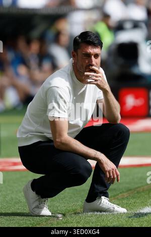 Frankfurt Am Main, Deutschland Mai 2026. V.l.n.r. Trainer Albert Riera (Eintracht Frankfurt), im Bundesliga-Spiel zwischen Eintracht Frankfurt und dem Hamburger SV in der Deutschen Bank Park, Frankfurt am Main, Deutschland, am 2. Mai 2026. Im Einsatz beim Bundesliga-Spiel zwischen Eintracht Frankfurt und dem Hamburger SV im Deutschen Bank Park Frankfurt am 2. Mai 2026. DFB-/DFL-VORSCHRIFTEN VERBIETEN DIE VERWENDUNG VON FOTOS ALS BILDSEQUENZEN UND/ODER QUASI-VIDEO. QUELLE: HMB MEDIA/ALAMY LIVE NEWS Stockfoto