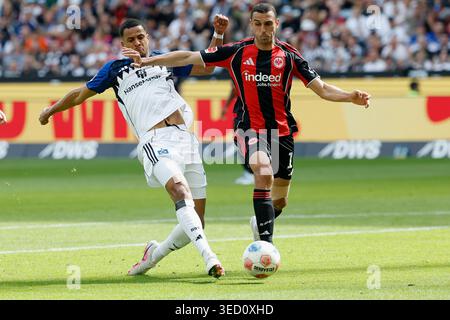 Frankfurt Am Main, Deutschland Mai 2026. V.l.n.r. im Bundesliga-Spiel zwischen Eintracht Frankfurt und dem Hamburger SV in der Deutschen Bank Park, Frankfurt am Main, Deutschland, am 2. Mai 2026. Im Einsatz beim Bundesliga-Spiel zwischen Eintracht Frankfurt und dem Hamburger SV im Deutschen Bank Park Frankfurt am 2. Mai 2026. DFB-/DFL-VORSCHRIFTEN VERBIETEN DIE VERWENDUNG VON FOTOS ALS BILDSEQUENZEN UND/ODER QUASI-VIDEO. QUELLE: HMB MEDIA/ALAMY LIVE NEWS Stockfoto