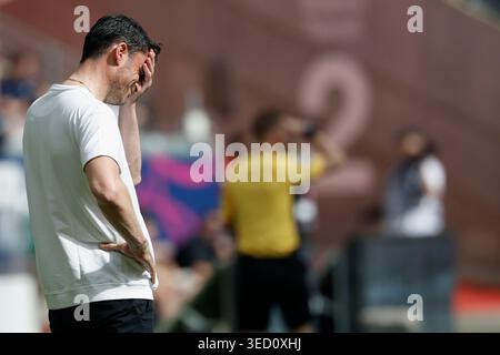 Frankfurt Am Main, Deutschland Mai 2026. V.l.n.r. im Bundesliga-Spiel zwischen Eintracht Frankfurt und dem Hamburger SV in der Deutschen Bank Park, Frankfurt am Main, Deutschland, am 2. Mai 2026. Im Einsatz beim Bundesliga-Spiel zwischen Eintracht Frankfurt und dem Hamburger SV im Deutschen Bank Park Frankfurt am 2. Mai 2026. DFB-/DFL-VORSCHRIFTEN VERBIETEN DIE VERWENDUNG VON FOTOS ALS BILDSEQUENZEN UND/ODER QUASI-VIDEO. QUELLE: HMB MEDIA/ALAMY LIVE NEWS Stockfoto
