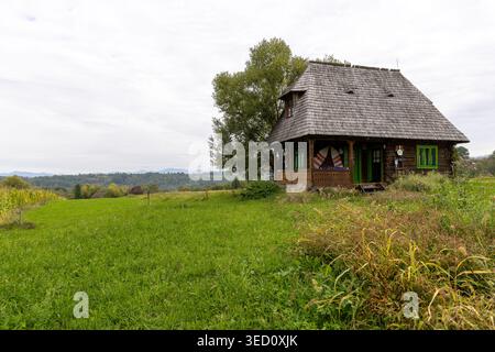 Traditionelles Holzhaus in Breb, Rumänien Stockfoto